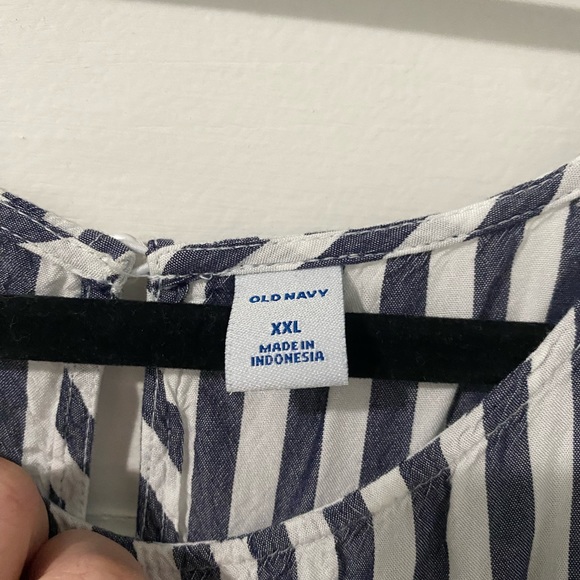 Striped blue and white tank top with keyhole detail - Picture 3 of 3